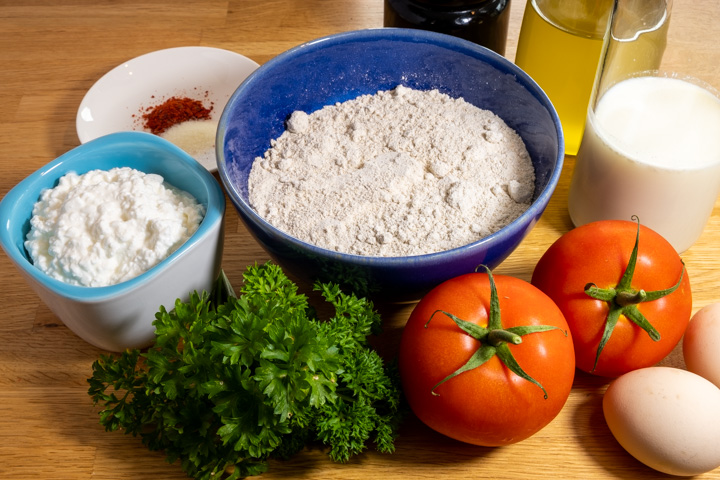 Zutaten für Hafer-Pfannkuchen mit Frischkäse und Tomaten